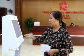 Người dân, doanh nghiệp đến bộ phận một cửa Trung tâm dịch vụ hành chính công để giải quyết thủ tục hành chính. (Ảnh: Quốc Khánh/TTXVN)
