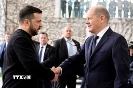 Tổng thống Ukraine Volodymyr Zelensky (trái) đón Thủ tướng Đức Olaf Scholz tại Kiev. (Ảnh: Getty Images/TTXVN)