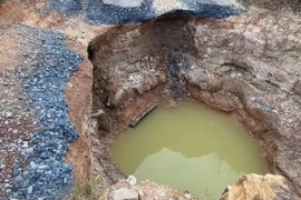 Hố sụt lún trên tuyến đường gom dân sinh cao tốc Phan Thiết-Dầu Giây đoạn qua địa bàn xã Xuân Tâm, huyện Xuân Lộc. (Nguồn: Báo Đồng Nai)