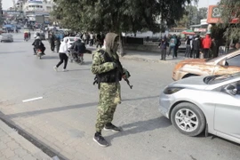 Tay súng nổi dậy gác trên đường phố ở Hama, Syria. (Ảnh: REUTERS/TTXVN)