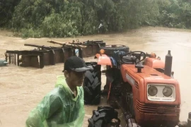 Xe công nông kéo theo 1 rơmoóc qua suối bị nước cuốn trôi (Nguồn: Truyền hình Phú Yên)