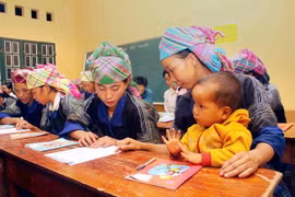 [Photo] Lớp học xóa mù chữ buổi tối cho đồng bào Mù Cang Chải