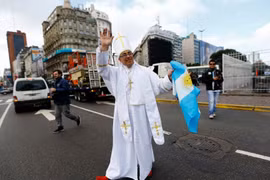 Giáo hoàng Francis "giả" xin tiền khiến du khách ngỡ ngàng
