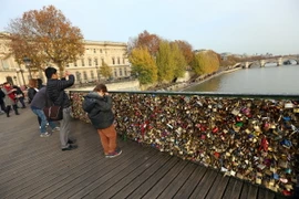[Photo] Cầu "Khóa tình yêu" - Điểm du lịch đặc sắc của Paris