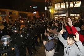 Biểu tình phản đối cảnh sát tại Mỹ tiếp tục diễn biến phức tạp