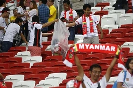 Cổ động viên Myanmar dọn sân vận động sau khi trận đấu kết thúc