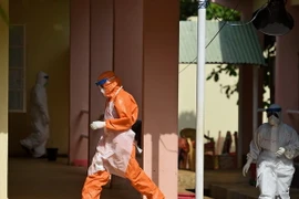 WHO ghi nhận hơn 14.000 trường hợp nhiễm virus Ebola