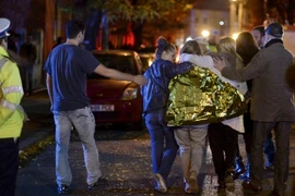 Cấp cứu người bị thương trong vụ cháy hộp đêm. (Nguồn: Reuters)