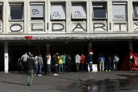 Người tị nạn tập trung tại một ngôi trường bỏ hoang ở Paris. (Nguồn: AFP)