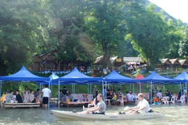 Đi thuyền Kayak dành cho những người thích mạo hiểm, thích khám phá chính bản thân. (Ảnh: Phạm Kiên/Vietnam+)