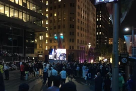 Quang cảnh buổi lễ tưởng niệm trên Quảng trường Martin Place. (Nguồn: Khánh Linh/Vietnam+)