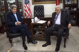 Ngoại trưởng Mỹ John Kerry (trái) và Tổng thống Palestine Mahmud Abbas. (Nguồn: AFP/TTXVN) 