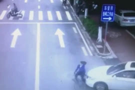 Chiếc xe ôtô đâm thẳng vào người phụ nữ. (Nguồn: CCTV)