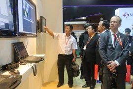 Thứ trường Bộ Công an Bùi Văn Thành tham quan triễn lãm GPEC Asia 2015. (Nguồn: Kim Dung-Chí Giáp/Vietnam+)