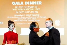 Bộ trưởng Bộ Văn hóa, Thể Thao và Du lịch Hoàng Tuấn Anh trao tặng Kỷ niệm chương cho ông Adrea Perugini. (Nguồn: Quang Thanh/Vietnam+) 