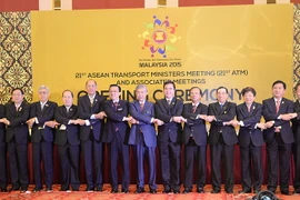 Bộ trưởng Giao thông Việt Nam Đinh La Thăng (thứ 3 từ phải sang) và các đại biểu chụp ảnh chung tại Hội nghị Bộ trưởng Giao thông ASEAN lần thứ 21. (Nguồn: THX/TTXVN)