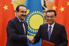 Thủ tướng Lý Khắc Cường (phải) và Thủ tướng Karim Massimov tại lễ ký các hiệp định hợp tác song phương. (Nguồn: AFP/TTXVN) 