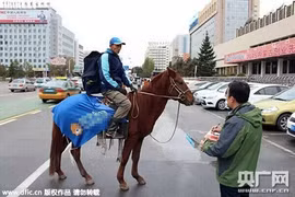 Một nhân viên giao hàng bằng ngựa. (Nguồn: CCTV)