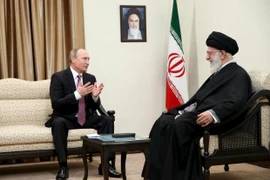 Tổng thống Nga Vladimir Putin (trái) hội đàm với lãnh tụ tinh thần tối cao Iran Ali Khamenei. (Nguồn: Reuters)