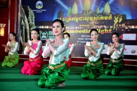 Một điệu múa cổ điển truyền thống do Bộ Du lịch Campuchia trình diễn. (Ảnh: An Hiếu/TTXVN)