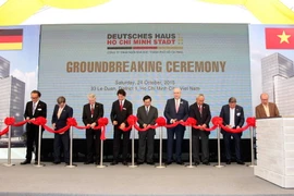 Bộ trưởng Bộ Công Thương Đức Vũ Huy Hoàng (giữa) và đại diện cơ quan ngoại giao của Đức thực hiện nghi thức cắt băng, đặt viên đá đầu tiên xây dựng Ngôi nhà Đức. (Ảnh: Thanh Vũ/TTXVN)