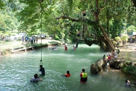 Trò chơi đa dạng gắn liền với thiên nhiên, cũng là một trong những yếu tố thu hút khách du lịch, (Nguồn: Phạm Kiên/Vietnam+)