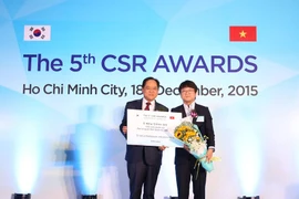 Một doanh nghiệp lên nhận giải. (Nguồn: Sỹ Dũng/Vietnam+)