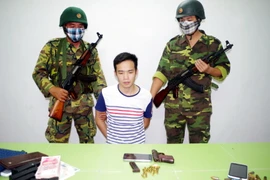 Đối tượng Yanchao cùng tang vật tại Đồn Biên phòng. (Ảnh: Nguyễn Hoàng/TTXVN)