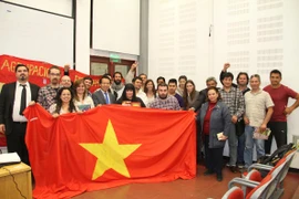 Các giáo sư và sinh viên chụp ảnh lưu niệm. (Ảnh: Diệu Hương/Vietnam+)