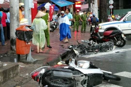 Hiện trường chiếc xe máy bị ôtô 7 chỗ kéo lê trên đường rồi bốc cháy. (Ảnh: TTXVN)