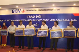 Đại diện BIDV trao an sinh xã hội cho các tỉnh. (Nguồn: BIDV)