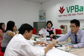 Giao dịch tại VPBank. (Ảnh: Trần Việt/TTXVN)