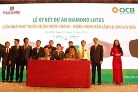 Lãnh đạo hai bên tham gia ký kêt. (Nguồn: OCB)