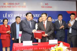 Lãnh đạo hai bên tham gia ký kết. (Nguồn: BIDV)