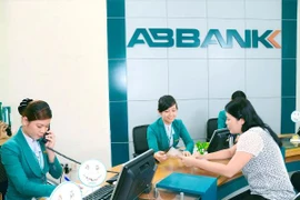 Giao dịch tại ABBANK. (Nguồn: ABBANK)