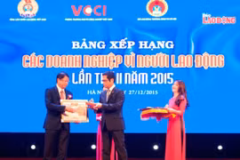 Phó Tổng Giám đốc Nguyễn Văn Du đại diện VietinBank nhận Bằng khen và Kỷ niệm chương của Ban Tổ chức. (Nguồn: VietinBank)