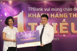 Ông Nguyễn Hưng, Tổng Giám đốc TPBank chào mừng khách hàng thứ 1 triệu của ngân hàng. (Nguồn: TPBank)