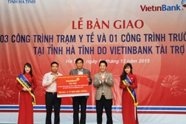 Chủ tịch Hội đồng quản trị VietinBank Nguyễn Văn Thắng trao tài trợ cho tỉnh Hà Tĩnh. (Nguồn: VietinBank)