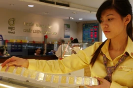 Giá vàng SJC tăng nhẹ, giá bán USD ở các ngân hàng đi ngang 