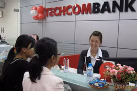Giao dịch vàng tại Techcombank. (Ảnh: Trần Việt/TTXVN)