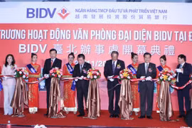 Các bên cắt băng khai trương hoạt động Văn phòng đại diện tại Đài Bắc. (Nguồn: BIDV)