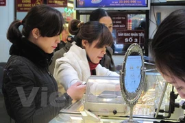 Khách hàng đang giao dịch vàng miếng (Ảnh: Đức Duy/Vietnam+)