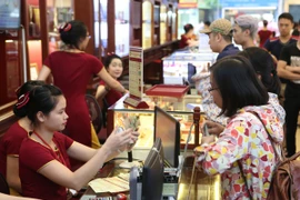 Giao dịch vàng tại Bảo Tín Minh Châu. (Ảnh: Minh Sơn/Vietnam+)