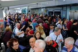 Hành khách bị mắc kẹt tại sân bay Heathrow sau khi hãng British Airways buộc phải hoãn tất cả các chuyến bay theo dự định. (Nguồn: EPA/TTXVN)