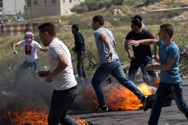 Người biểu tình Palestine xung đột với cảnh sát Israel trong một cuộc biểu tình ở Ramallah. (Nguồn: EPA/TTXVN)