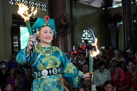 Thanh đồng thực hiện các nghi thức tại buổi lễ lên đồng trong thực hành tín ngưỡng Mẫu Thượng ngàn. (Ảnh: Thế Duyệt/TTXVN)