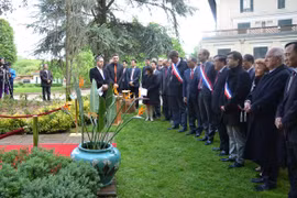 Các đại biểu dành một phút mặc niệm thể hiện lòng thành kính đối với Chủ tịch Hồ Chí Minh. (Ảnh : Bích Hà/Vietnam+)