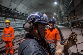 Công nhân làm việc tại ga tàu điện ngầm Nossa Senhora da Paz ở thành phố Rio de Janeiro, Brazil. (Nguồn: AFP/TTXVN)