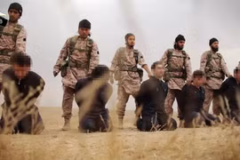 Video được cho là quay cảnh phiến quân IS chuẩn bị chặt đầu ít nhất 15 binh sỹ Syria. (Nguồn: AFP/TTXVN)