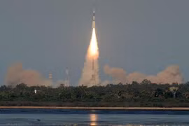 Vệ tinh liên lạc GSAT-9 được phóng từ sân bay vũ trụ Sriharikota. (Nguồn: AFP)
